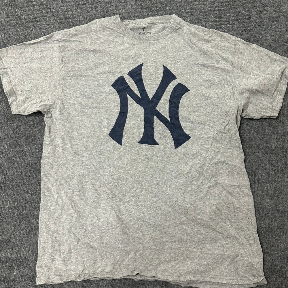 Soft as a Grape T-Shirt Womens Size L Grey New York Yankees Graphic Crew MLB